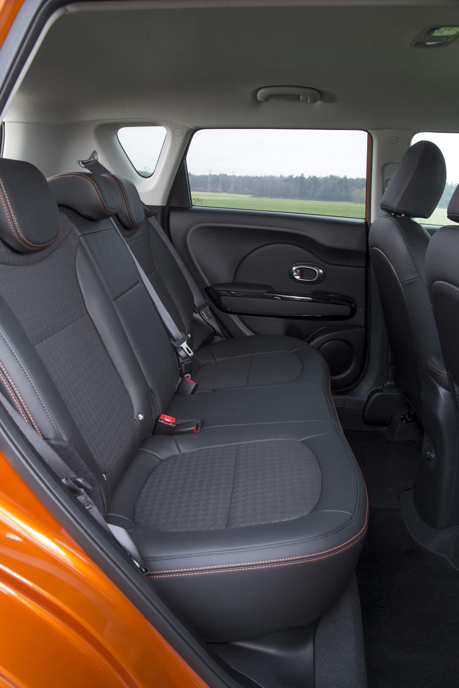 Интерьер Kia Soul Turbo 2016 года  (WW) (фото 3 из 22)